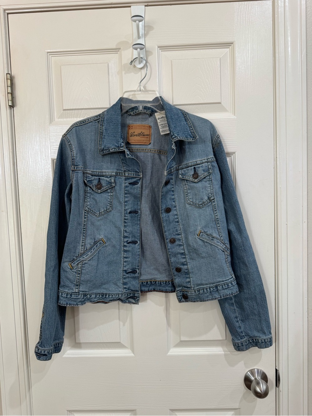 Levi's Women's Medium Blue Denim Trucker Jacket